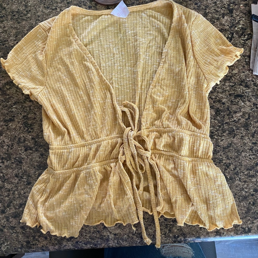 No Boundaries women’s tie front crop top.‎ Size small. Yellow.